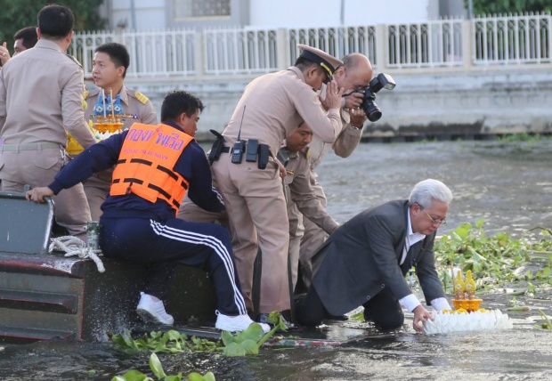 ในหลวง-พระราชินี โปรดเกล้าฯ นำพระประทีปลงสู่เจ้าพระยา