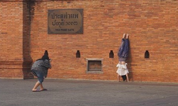 โผลอีกสาวจีนทำพิเรน ตีลังกา หกสูงเท้าชี้ฟ้าพิงประตูเมืองเชียงใหม่ถ่ายภาพ