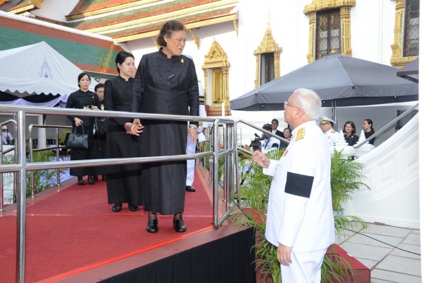 พระเทพฯ เสด็จฯพร้อมคุณพลอยไพลิน คุณสิริกิติยา ทรงบำเพ็ญพระราชกุศลถวายภัตตาหารเช้า