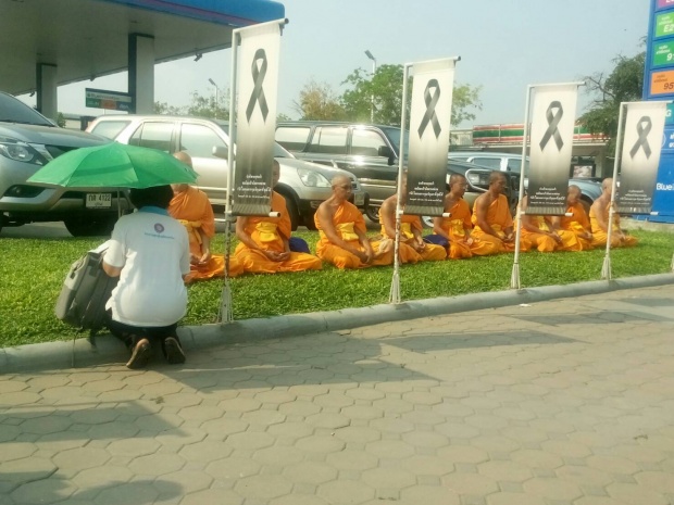 ทำไปได้ !!! ธรรมกายมาแนวใหม่ ให้พระสงฆ์ไปนั่งสมาธิหน้าปั๊มน้ำมัน ในวัดมีไม่ยอมนั่ง ???