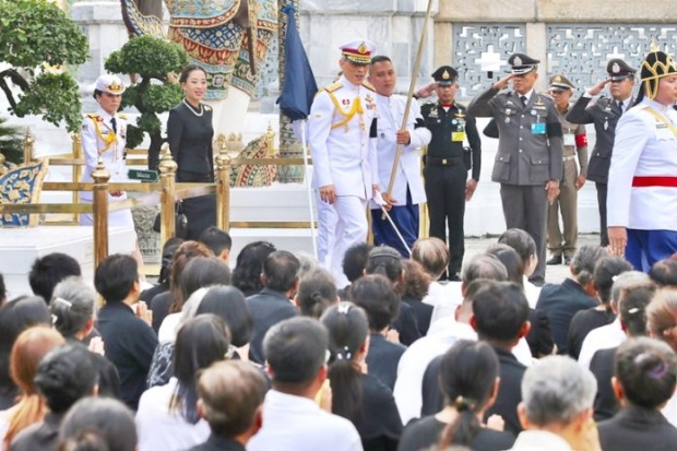 ภาพชุด “สมเด็จพระเจ้าอยู่หัว” เสด็จฯทรงบำเพ็ญพระราชกุศลวันวิสาขบูชา