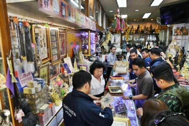 ตร.จับเจ้าของร้านย่านท่าพระจันทร์ ลอบขายเข็มที่ระลึกพระราชพิธีฯปลอม อ้างไม่รู้เหรียญเก๊!