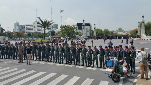 ‘คนอยากเลือกตั้ง’ ดาวกระจายไปทำเนียบ สุดตึงเครียด รวบตัวแกนนำ! (คลิป)