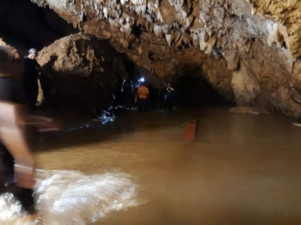 เปิดภาพล่าสุด!! จากในถ้ำหลวง ทีมดำน้ำระดับโลกอังกฤษ ลุยดำน้ำ 2 ชม. (มีคลิป)