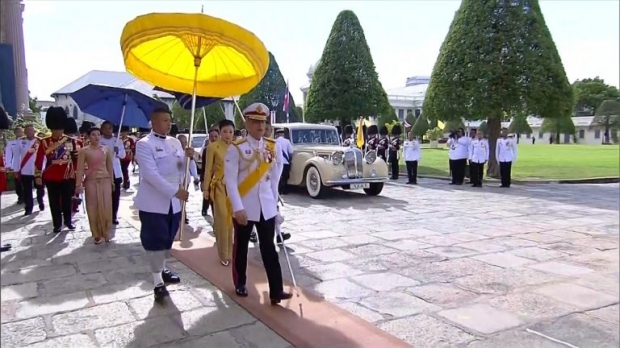 ปลื้มปีติ สมเด็จพระเจ้าอยู่หัว ทรงสวมกอด ทูลกระหม่อมฯ ในพระราชพิธี