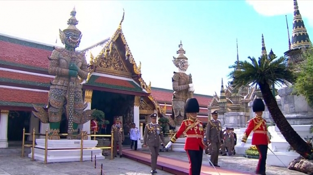 ปลื้มปีติ สมเด็จพระเจ้าอยู่หัว ทรงสวมกอด ทูลกระหม่อมฯ ในพระราชพิธี