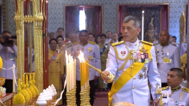 ปลื้มปีติ สมเด็จพระเจ้าอยู่หัว ทรงสวมกอด ทูลกระหม่อมฯ ในพระราชพิธี