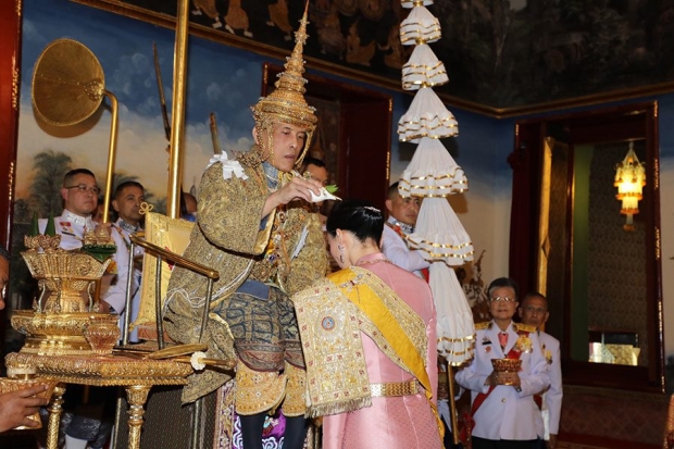 เคยเห็นกันหรือไม่! เปิดภาพสุดเลอค่า “ฉลองพระองค์” ขึ้นเป็น “พระราชินี” แห่งราชจักรีวงศ์