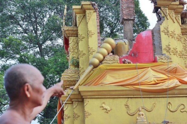 พังครืน! พระธาตุวัดชัยมงคลถล่ม โดยไม่ทราบสาเหตุ ชาวบ้านจับกลุ่มลือลางร้าย