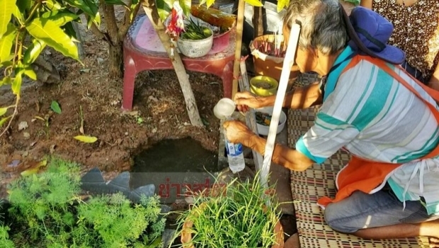 ชาวบ้านจุดธูปไหว้ บ่อน้ำผุด เชื่อศักดิ์สิทธิ์ สสจ.โคราช ลุยตรวจพบมีกรดมาก ห้ามดื่มกิน