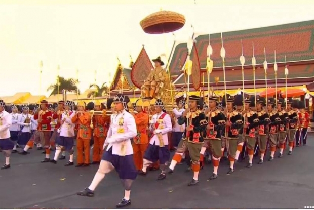 ภาพประทับใจ! ฟ้าหญิงสิริวัณณวรี ตามเสด็จ ทรงดูแลฉลองพระองค์ “ทูลกระหม่อมพ่อ”