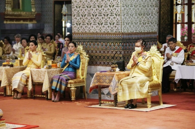 ภาพประทับใจ ในหลวง ทรงทักทาย กรมสมเด็จพระเทพฯ พระราชินี ทรงคุกเข่าเฝ้าฯ อย่างอ่อนน้อม