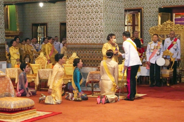 ภาพประทับใจ ในหลวง ทรงทักทาย กรมสมเด็จพระเทพฯ พระราชินี ทรงคุกเข่าเฝ้าฯ อย่างอ่อนน้อม