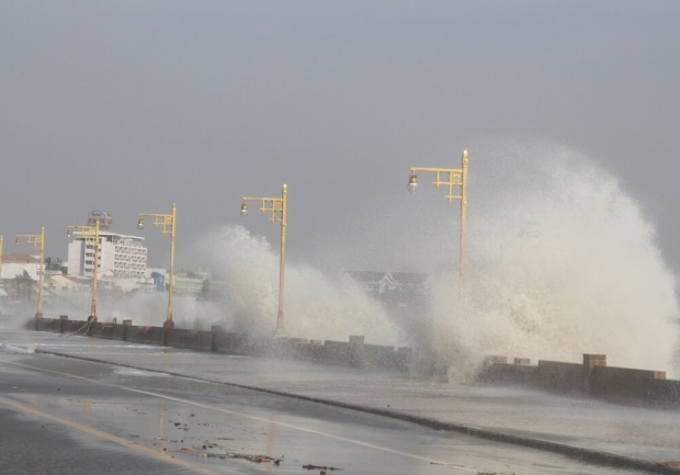 เปิดภาพคลื่นสูง 4 เมตร พัดถล่มชายหาดประจวบฯ