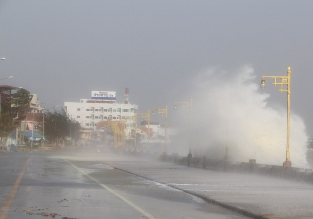 เปิดภาพคลื่นสูง 4 เมตร พัดถล่มชายหาดประจวบฯ