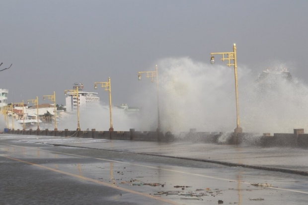 เปิดภาพคลื่นสูง 4 เมตร พัดถล่มชายหาดประจวบฯ