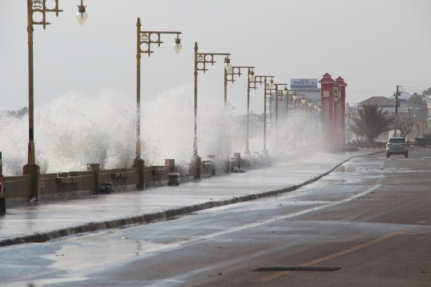 เปิดภาพคลื่นสูง 4 เมตร พัดถล่มชายหาดประจวบฯ