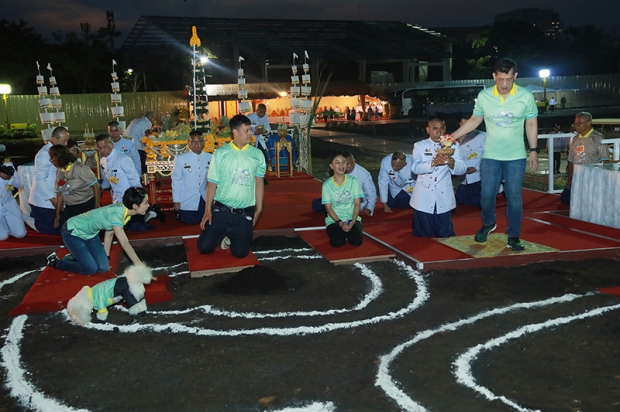 ในหลวง ทรงขุดดินริเริ่มโคกหนองนา ในพระราชวังดุสิต 