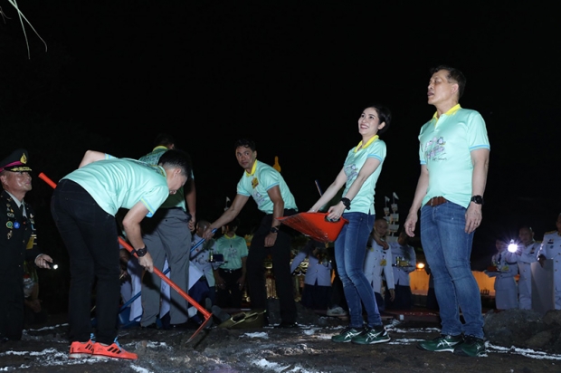 ในหลวง ทรงขุดดินริเริ่มโคกหนองนา ในพระราชวังดุสิต 