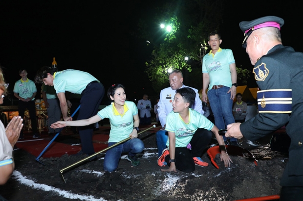 ในหลวง ทรงขุดดินริเริ่มโคกหนองนา ในพระราชวังดุสิต 