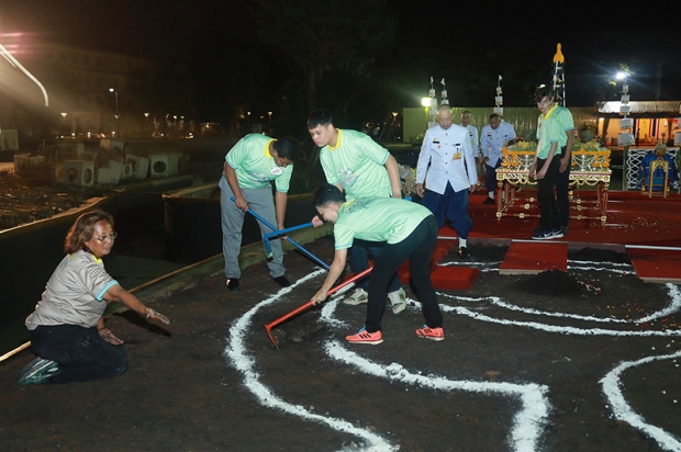 ในหลวง ทรงขุดดินริเริ่มโคกหนองนา ในพระราชวังดุสิต 