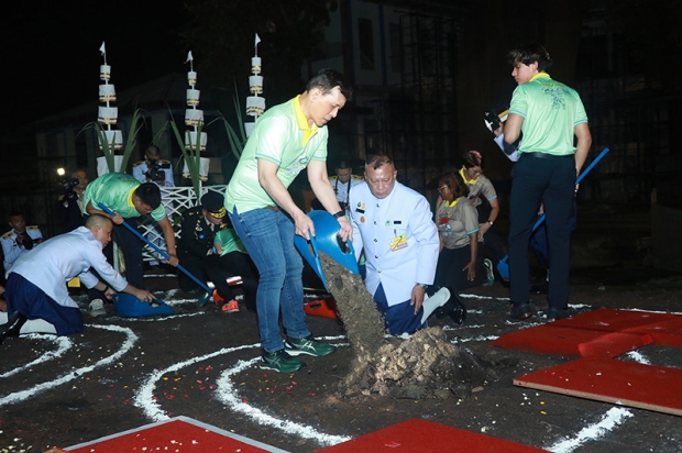 ในหลวง ทรงขุดดินริเริ่มโคกหนองนา ในพระราชวังดุสิต 