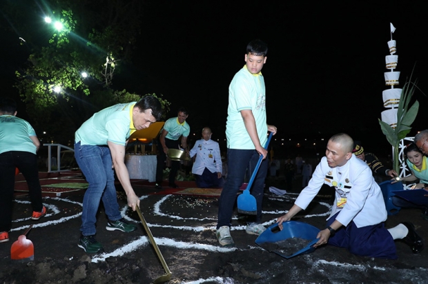 ในหลวง ทรงขุดดินริเริ่มโคกหนองนา ในพระราชวังดุสิต 