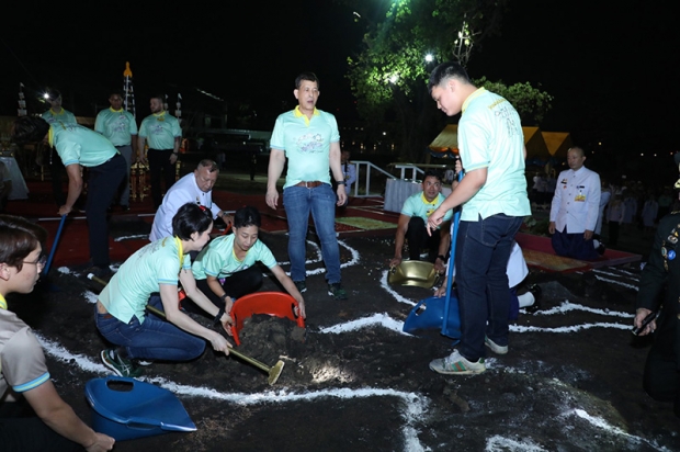 ในหลวง ทรงขุดดินริเริ่มโคกหนองนา ในพระราชวังดุสิต 