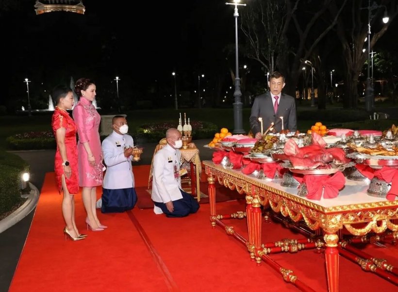 ในหลวงฯพระราชินี เสด็จในการทรงประกอบพิธีสังเวยพระป้าย