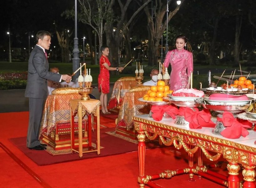 ในหลวงฯพระราชินี เสด็จในการทรงประกอบพิธีสังเวยพระป้าย