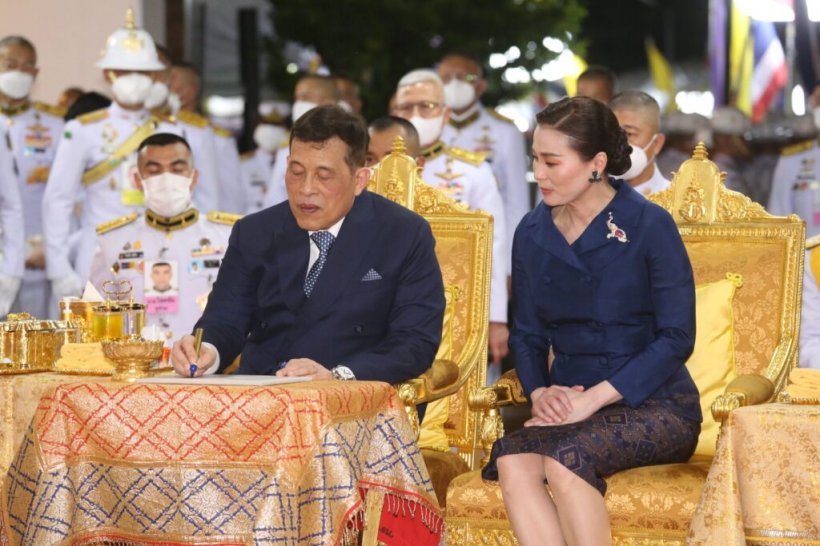 ประมวลภาพ ‘ในหลวง’ ทอดพระเนตร ‘พระราชินี’ ทรงร่วมแข่งขัน ‘ไอซ์ ฮอกกี้’