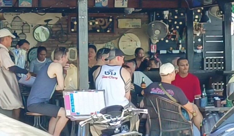 ทหารอเมริกัน เริ่มออกเดินเที่ยว-นั่งดื่มตามบาร์เบียร์ ริมชายหาด