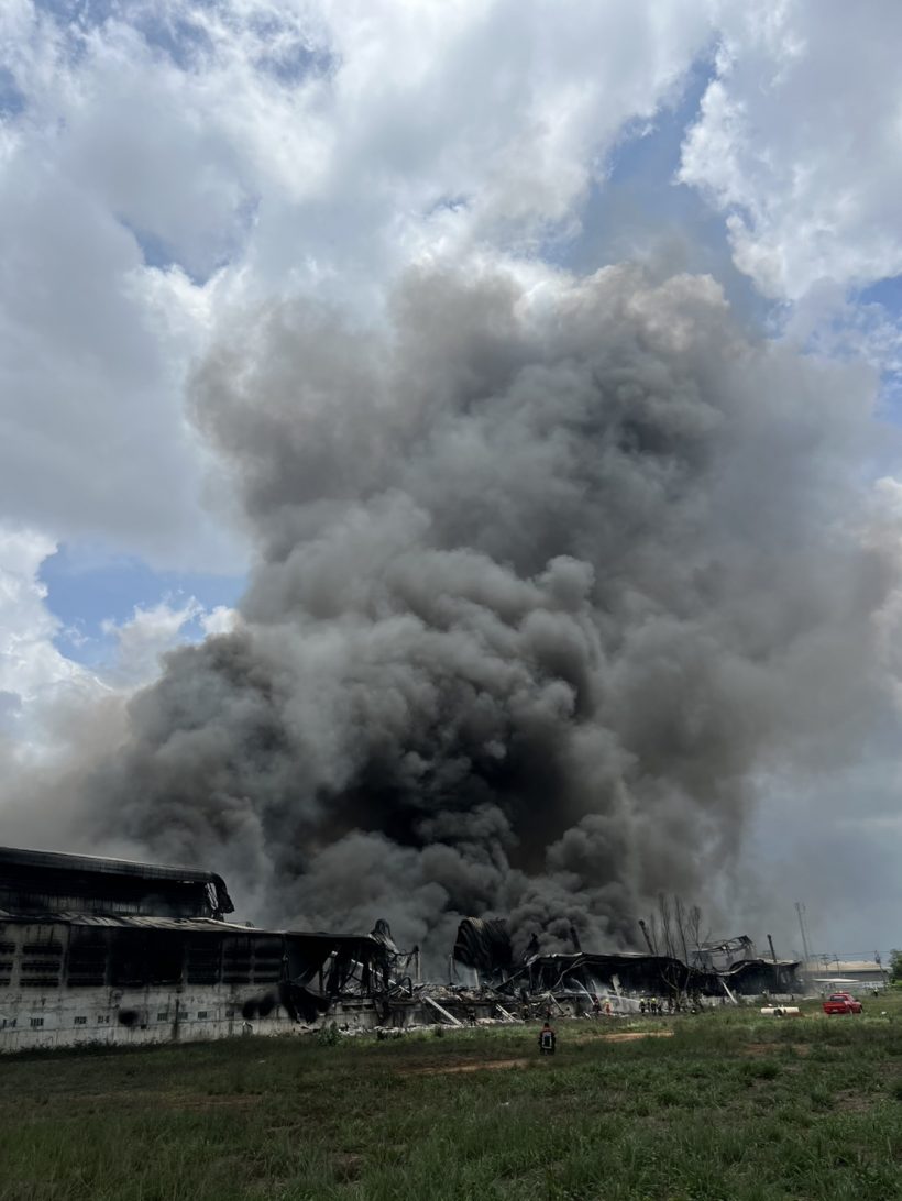 เปิดภาพ ไฟไหม้โรงงานเฟอร์นิเจอร์ลาดกระบัง ควันพุ่ง! คุมเพลิงไม่ได้