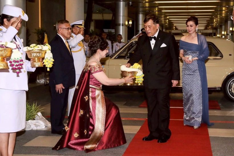 ในหลวง พระราชินี ทอดพระเนตรการแสดงคอนเสิร์ตทัพฟ้าคู่ไทยฯ
