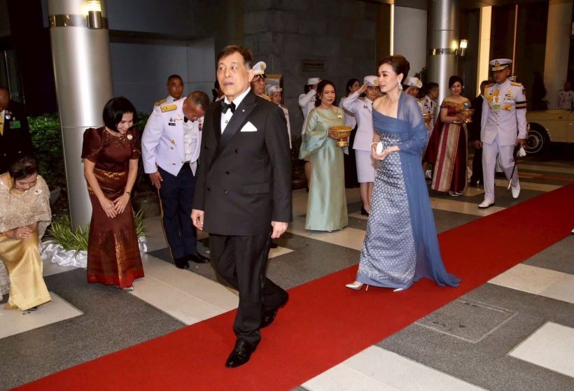ในหลวง พระราชินี ทอดพระเนตรการแสดงคอนเสิร์ตทัพฟ้าคู่ไทยฯ