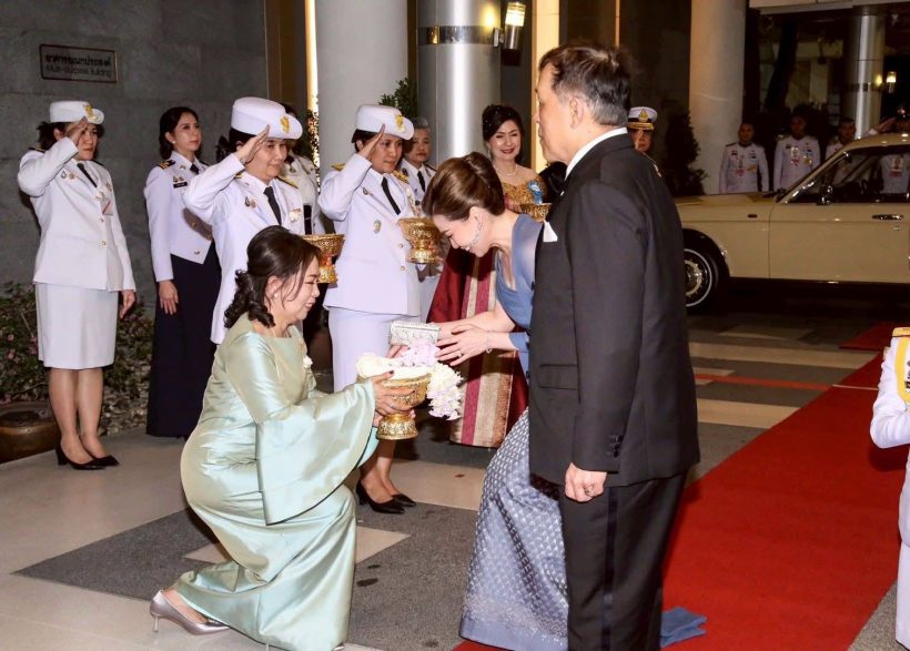 ในหลวง พระราชินี ทอดพระเนตรการแสดงคอนเสิร์ตทัพฟ้าคู่ไทยฯ