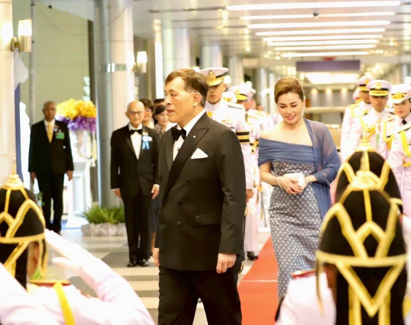 ในหลวง พระราชินี ทอดพระเนตรการแสดงคอนเสิร์ตทัพฟ้าคู่ไทยฯ