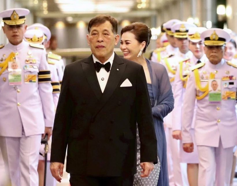 ในหลวง พระราชินี ทอดพระเนตรการแสดงคอนเสิร์ตทัพฟ้าคู่ไทยฯ