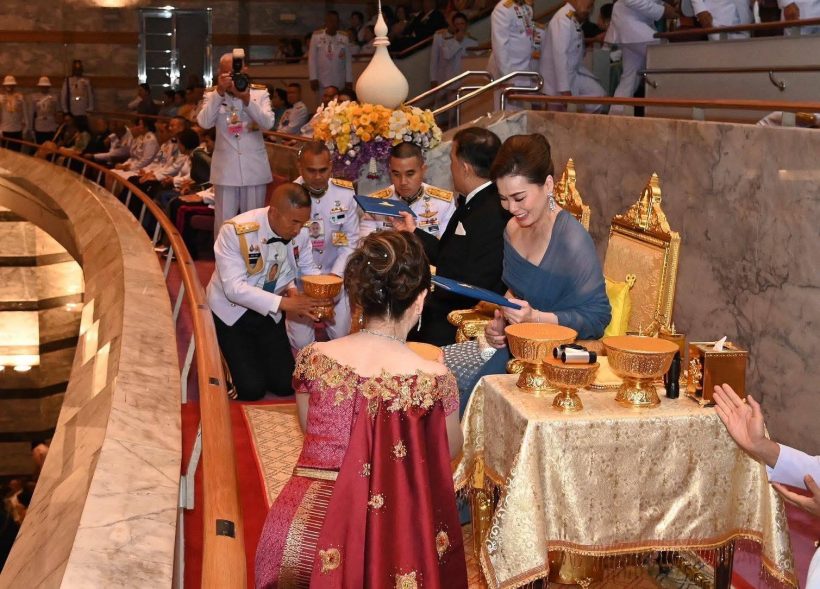 ในหลวง พระราชินี ทอดพระเนตรการแสดงคอนเสิร์ตทัพฟ้าคู่ไทยฯ