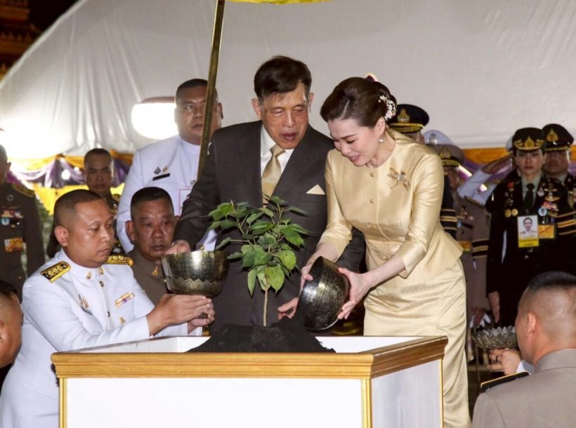 ประมวลภาพ ในหลวง-พระราชินี เสด็จพิธีเปิดพระอุโบสถกลางน้ำ