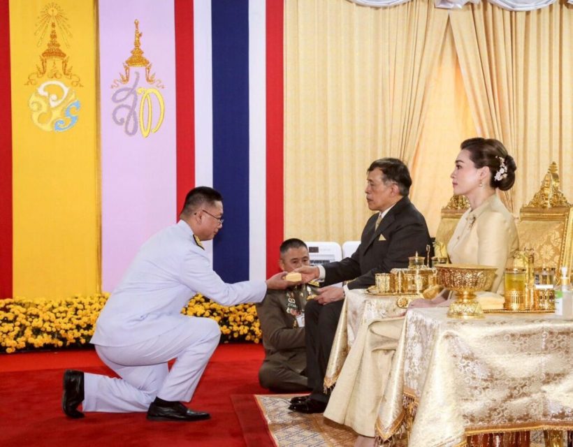 ประมวลภาพ ในหลวง-พระราชินี เสด็จพิธีเปิดพระอุโบสถกลางน้ำ