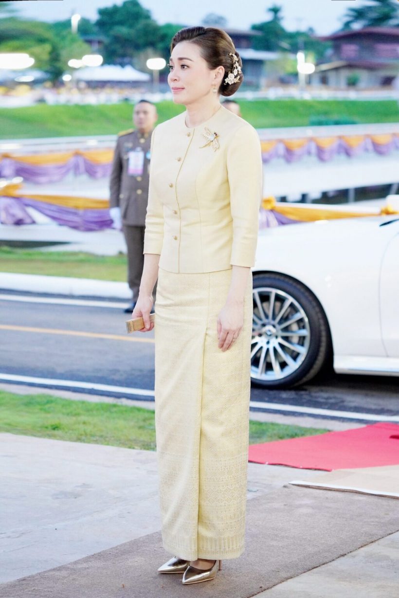 ประมวลภาพ ในหลวง-พระราชินี เสด็จพิธีเปิดพระอุโบสถกลางน้ำ