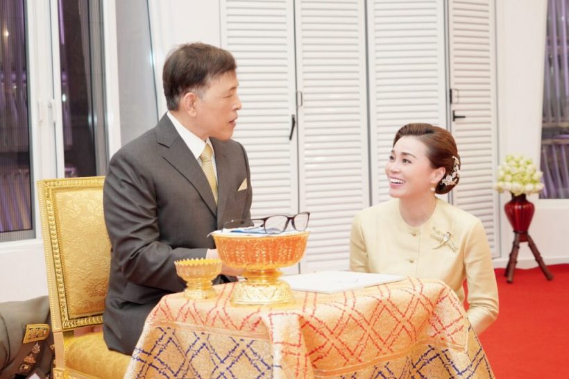 ประมวลภาพ ในหลวง-พระราชินี เสด็จพิธีเปิดพระอุโบสถกลางน้ำ