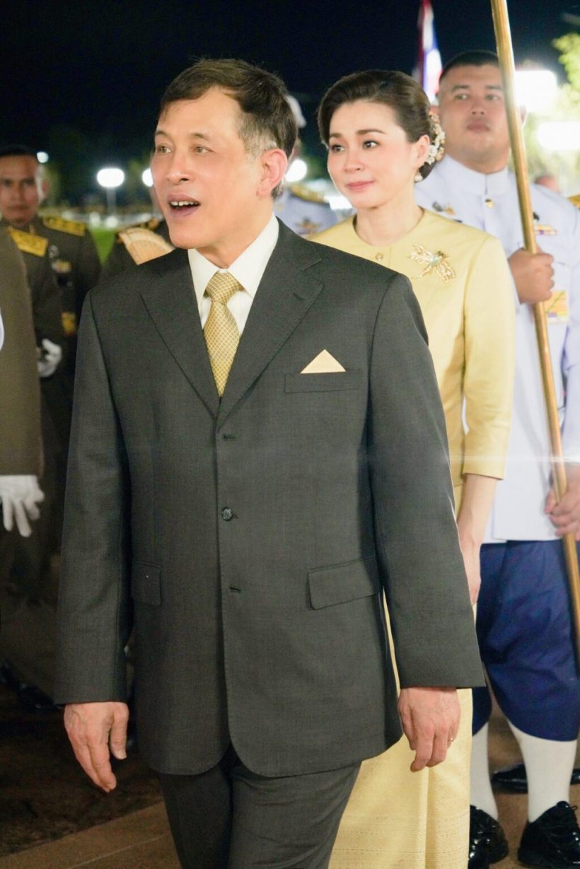 ประมวลภาพ ในหลวง-พระราชินี เสด็จพิธีเปิดพระอุโบสถกลางน้ำ