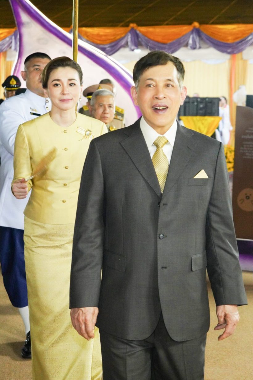 ประมวลภาพ ในหลวง-พระราชินี เสด็จพิธีเปิดพระอุโบสถกลางน้ำ