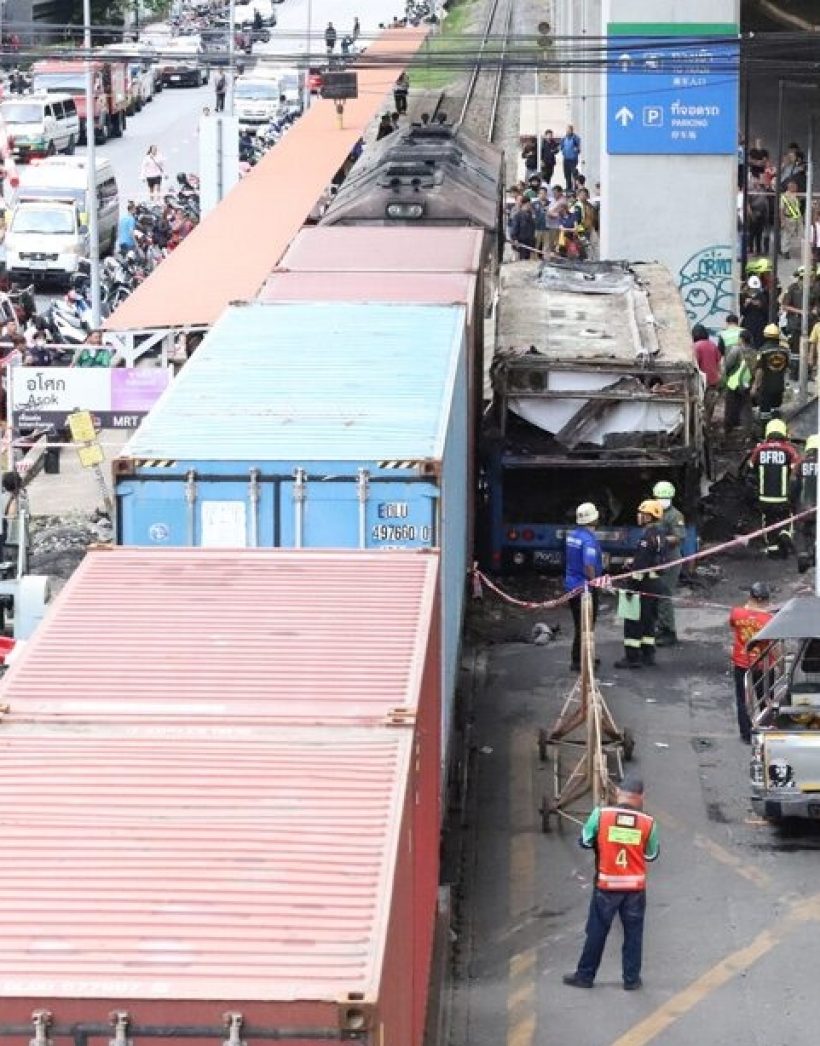 งามไส้! คนขับรถไฟฉี่ม่วง หลังพุ่งชนรถเมล์