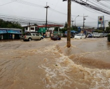 ฝนกระหน่ำตลอดคืนขอนแก่นน้ำท่วมในเมืองอย่างหนัก เร่งระบาย