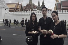 พิณทองทา-แพรทองธาร ร่วมสักการะพระบรมศพในหลวงในพระบรมโกศ