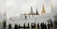 พระบรมฯพระราชทานอาหารให้ประชาชนหน้าพระบรมมหาราชวัง