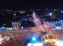 งดงาม!! ชาวโคราชหลั่งไหลร่วมร้องเพลงสรรเสริญพระบารมี 